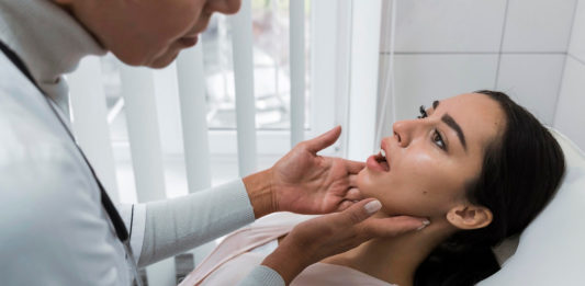 stomatolog provjerava usta pacijenta